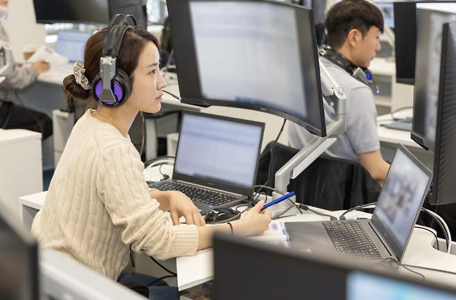 삼성이 4월 26~27일 2025년 삼성직무적성검사(GSAT) 를 실시했다. 4월 19일 경기도 용인에 있는 삼성전자 인재개발원에서 삼성전자 감독관이 삼성직무적성검사 응시자를 대상으로 예비 소집을 진행하는 모습