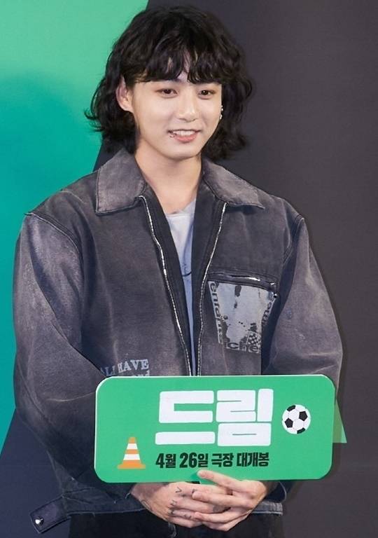 정국이 영화 시사회 참석하며 앙팡 리쉬 데프리메 자켓을 착용한 모습. [스타투데이]