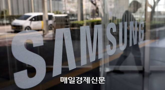 8일 서울 서초구 삼성전자 서초사옥. 
삼성전자는 올해 1분기 잠정 실적 발표를 통해 연결기준 매출 79조원, 영업이익 6조6000억원을 기록했다고 8일 공시했다. 전기 대비 매출은 4.24%, 영업이익은 1.69% 증가했다. 전년 동기 대비 매출은 9.84% 증가했고 영업이익은 0.15% 감소했다. 이번 1분기 실적은 실적 전망(컨센서스)을 웃돌았다.  2025.4.7 [김호영기자]