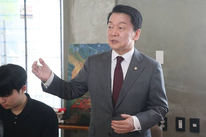 안철수 국민의힘 대선 경선 후보가 28일 오후 충북 청주시 한 카페에서 대학생들과 간담회를 진행하고 있다. [사진출처=뉴스1]