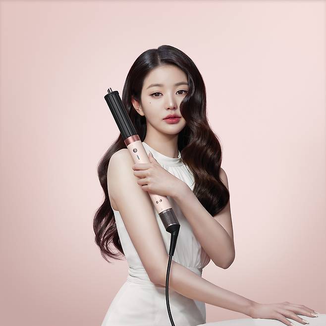 에어랩 코안다 2x를 든 다이슨코리아 헤어 디바이스 앰배서더 장원영