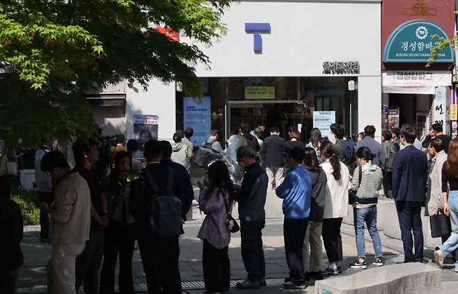 가입자 유심(USIM) 정보를 탈취당한 SK텔레콤이 유심 무료교체 서비스를 시작한 28일 서울시내 한 SK텔레콤 PS&M 직영점에서 시민들이 유심 교체를 위해 줄을 서 있다. 2025.4.28 [한주형 기자]