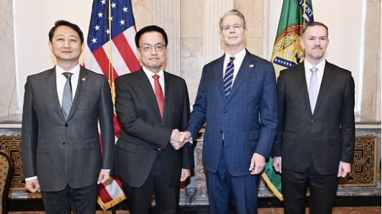 주요 20개국(G20) 재무장관회의 및 국제통화금융위원회(IMFC)에 참석차 미국 워싱턴D.C를 방문 중인 최상목 부총리 겸 기획재정부 장관이 안덕근 산업통상자원부 장관과 함께 24일(현지 시간) 미국 워싱턴 DC 재무부에서 열린 ‘한-미 2 2 통상협의(Trade Consultation)’에서 기념 촬영하고 있다. (사진=연합뉴스)