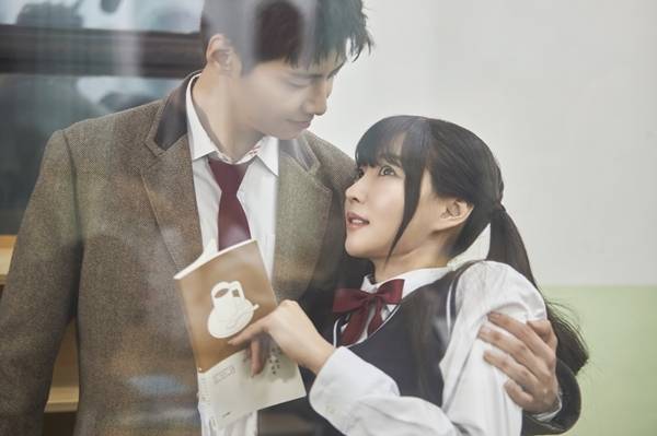 지난 26일 공개된 쿠팡플레이 코미디 쇼 ‘SNL 코리아’ 시즌 4화에서 김사랑은 신비주의를 완전히 내려놓고 생애 최초로 도전한 코미디 데뷔 무대를 성공적으로 마쳤다. / 사진 = 쿠팡플레이