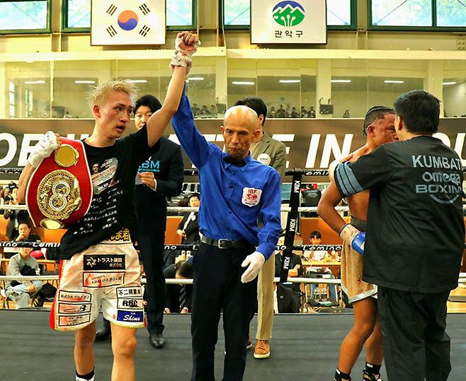북한 체육 명수 출신 대한민국 권투선수 한양호가 2025년 4월 서울특별시 관악구민종합체육센터 국제복싱연맹 슈퍼플라이급 인터내셔널 타이틀매치 승리 선언을 받고 있다. 오른쪽은 패배를 아쉬워하는 필리핀복싱연맹 챔피언 라밀 로다. 사진=KBM 사단법인 한국복싱커미션