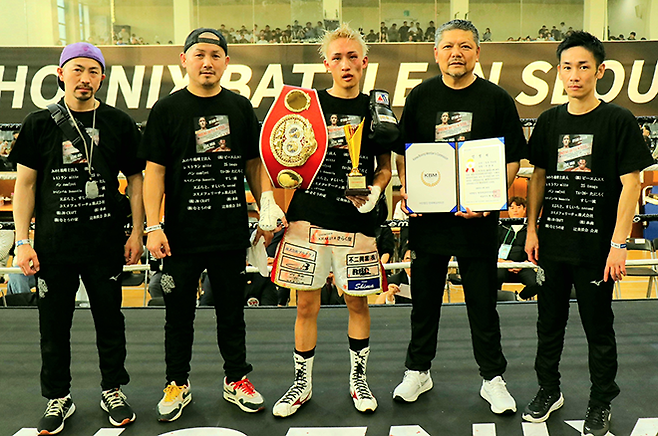 북한 체육 명수 출신 대한민국 권투선수 한양호가 2025년 4월 서울특별시 관악구민종합체육센터 국제복싱연맹 슈퍼플라이급 인터내셔널 챔피언 등극 후 일본 무토 체육관 및 프로모션 선수로서 기념 촬영을 하고 있다. 사진=KBM 사단법인 한국복싱커미션