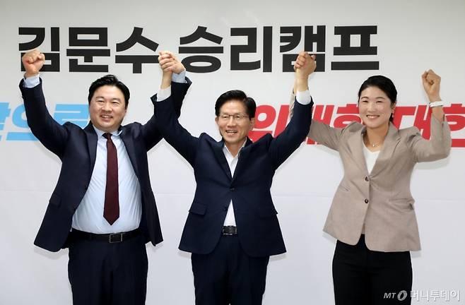 김문수 국민의힘 대선 경선 후보가 27일 서울 여의도 캠프 사무실에서 지지선언을 마친 김은희(오른쪽) 전 국민의힘 의원, 주현철 변호사와 손을 들어 기념촬영하고 있다. (사진=김문수 캠프 제공) 2025.04.27. /사진=뉴시스 /사진=고승민
