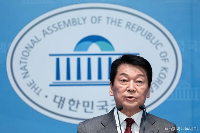 (서울=뉴스1) 이재명 기자 = 안철수 국민의힘 경선 후보가 27일 오전 서울 여의도 국회 소통관에서 '국민 여러분께 드리는 호소문'을 발표하고 있다. 2025.4.27/뉴스1  Copyright (C) 뉴스1. All rights reserved. 무단 전재 및 재배포,  AI학습 이용 금지. /사진=(서울=뉴스1) 이재명 기자