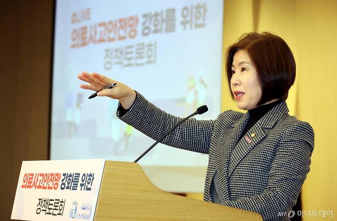 [서울=뉴시스] 조성봉 기자= 김미애 국민의힘 의원이 6일 오전 서울 여의도 국회 도서관 대강당에서 열린 의료사고안전망 강화를 위한 정책토론회에서 개회사를 하고 있다. 2025.03.06. suncho21@newsis.com /사진=조성봉