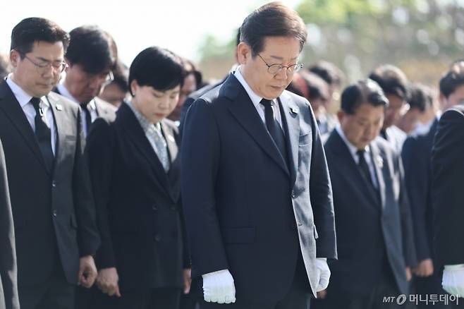 (서울=뉴스1) 이재명 기자 = 더불어민주당 이재명 대선후보가 28일 서울 동작구 국립 서울현충원 현충탑에서 참배하고 있다. (공동취재) 2025.4.28/뉴스1  Copyright (C) 뉴스1. All rights reserved. 무단 전재 및 재배포,  AI학습 이용 금지. /사진=(서울=뉴스1) 이재명 기자