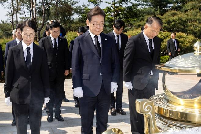 (서울=뉴스1) 이재명 기자 = 이재명 더불어민주당 제21대 대통령 선거 후보가 28일 오전 서울 동작구 국립서울현충원 김영삼 전 대통령 묘역을 찾아 참배하고 있다. (공동취재) 2025.4.28/뉴스1  Copyright (C) 뉴스1. All rights reserved. 무단 전재 및 재배포,  AI학습 이용 금지. /사진=(서울=뉴스1) 이재명 기자