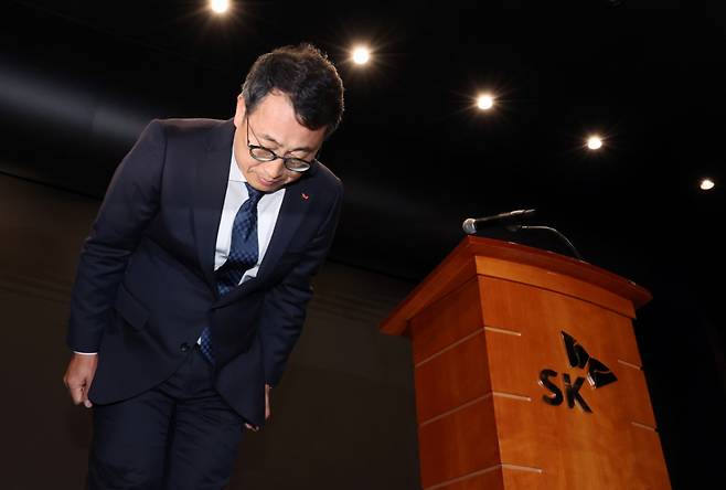 (서울=뉴스1) 이동해 기자 = 유영상 SK텔레콤 대표이사가 25일 서울 중구 SKT타워에서 고객 정보 보호조치 강화 설명회를 열고 SK텔레콤 이용자 유심(USIM) 정보 해킹에 대해 고개 숙여 사과하고 있다. 2025.4.25/뉴스1  Copyright (C) 뉴스1. All rights reserved. 무단 전재 및 재배포,  AI학습 이용 금지. /사진=(서울=뉴스1) 이동해 기자