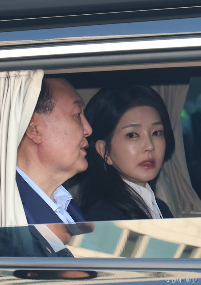 (서울=뉴스1) 김성진 기자 = 윤석열 전 대통령과 김건희 여사가 헌법재판소 파면 결정 후 일주일 만인 11일 오후 서울 용산구 한남동 대통령 관저를 떠나고 있다. (공동취재) 2025.4.11/뉴스1  Copyright (C) 뉴스1. All rights reserved. 무단 전재 및 재배포,  AI학습 이용 금지. /사진=(서울=뉴스1) 김성진 기자