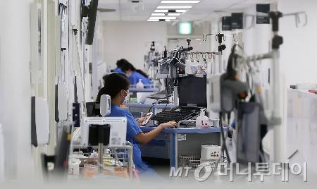 서울 시내 한 대학병원에서 간호사들이 업무를 보고 있다./사진=(서울=뉴스1) 김진환 기자