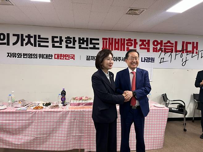 나경원 국민의힘 의원이 28일 오후 서울 여의도 캠프에서 홍준표 국민의힘 대선 경선 후보와 만나는 모습. /사진=나경원 의원