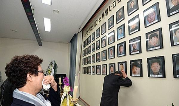 1995년 4월28일 대구 달서구 상인동 지하철 1호선 공사장에서 도시가스 폭발사고가 발생했다. 사진은 오열하는 상인동 가스폭발 참사 유가족들. /사진=뉴시스