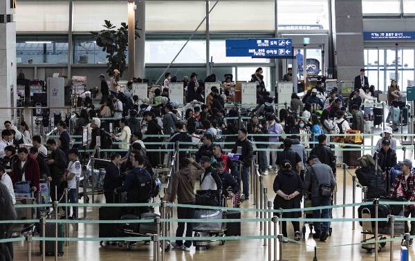 5월 황금연휴를 맞아 김포와 제주 등 전국공항에 이용객 약 140만명이 몰릴 예정이다. 사진은 인천국제공항 제1여객터미널 출국장이 여행객들로 붐비는 모습. /사진=뉴시스