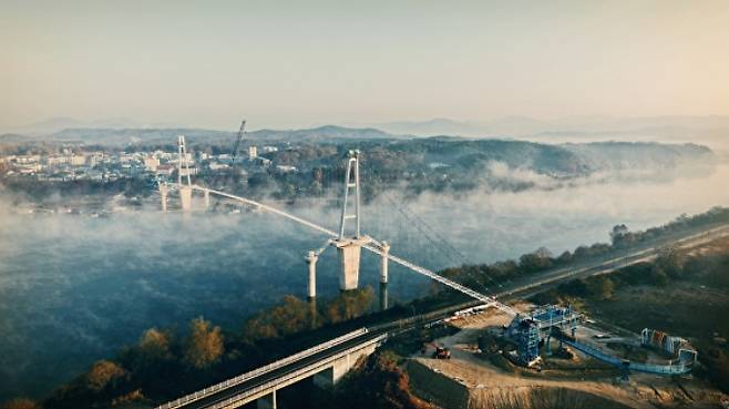 경기 여주시는 5월 1일부터 2025년 여주 관광 원년의 해 선포기념 '여주사랑카드 소비지원금'을 지원한다. 사진은 여주 남한강 출렁다리 모습. /사진제공=여주시