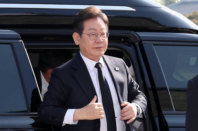 이재명 더불어민주당 대선 후보가 6·3 대선을 앞두고 실시된 후보 적합도 조사에서 국민의힘 후보나 한덕수 대통령 권한대행 국무총리를 압도하는 지지를 받은 것으로 나타났다.사진은 이재명 더불어민주당 제21대 대통령 선거 후보가 28일 오전 서울 동작구 국립서울현충원에 도착해 차에서 내리는 모습. /사진=뉴시스