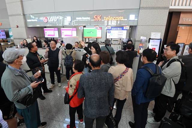 붐비는 공항 로밍센터… SK텔레콤이 유심 무료 교체를 시작한 28일 오전 인천국제공항 제1여객터미널 내 SK텔레콤 로밍센터가 해외출국 전 유심을 교체하려는 여행객들로 북적이고 있다. 문호남 기자
