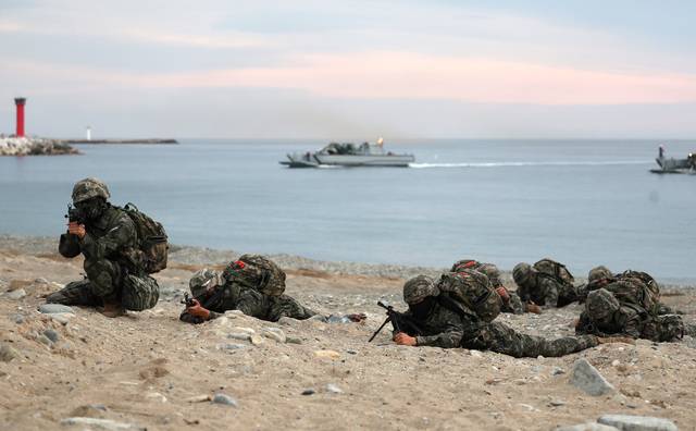 28일 오전 경북 포항시 북구 독석리 해안 일대에서 열린 해군·해병대 25년 전반기 합동상륙훈련 결정적 행동에서 해병대원들이 사주경계를 하고 있다. 뉴시스 제공