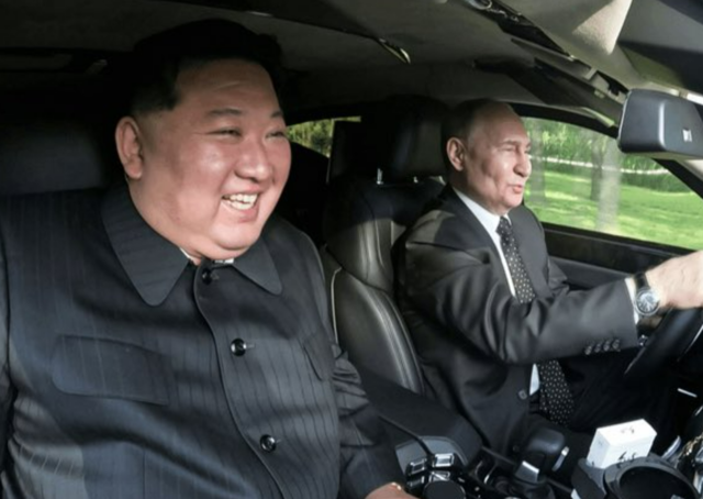 지난해 6월 블라디미르 푸틴 러시아 대통령이 평양에서 김정은 북한 국무위원장을 조수석에 태우고 러시아산 최고급 리무진인 ‘아우루스’를 운전하고 있는 모습. X 캡처