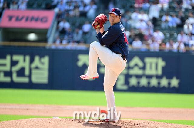2025년 4월 26일 오후 서울 잠실구장에 진행된 '2025 신한 SOL뱅크 KBO 리그' 롯데 자이언츠와 두산 베어스의 경기. 롯데 선발투수 나균안이 역투하고 있다./마이데일리