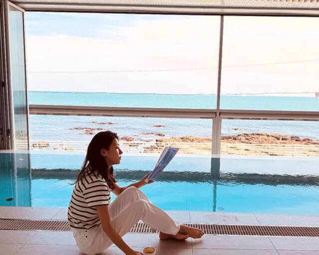 하지원이 촬영지에서 대본 연습을 하고 있다. / 하지원 소셜미디어 캡처