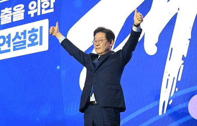 더불어민주당 대선 후보로 선출된 이재명 후보가 27일 경기 고양시 킨텍스에서 열린 ‘제21대 대통령선거 후보자 선출을 위한 수도권·강원·제주 경선 및 최종 후보자 선출 대회’에서 인사하고 있다. [연합]