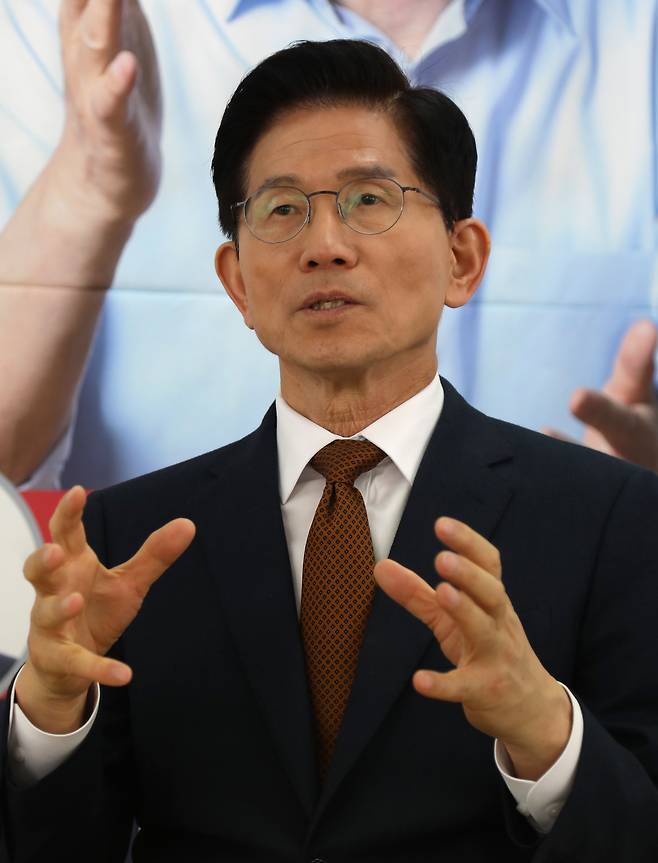 김문수 국민의힘 대선 경선 후보가 두 번째 대권 도전에 나섰다.  김 후보는 헤럴드경제와 인터뷰에서 ‘반이재명 빅텐트’ 후보로서 중도층 공략에 자심감을 드러냈다. [김문수 캠프 제공]