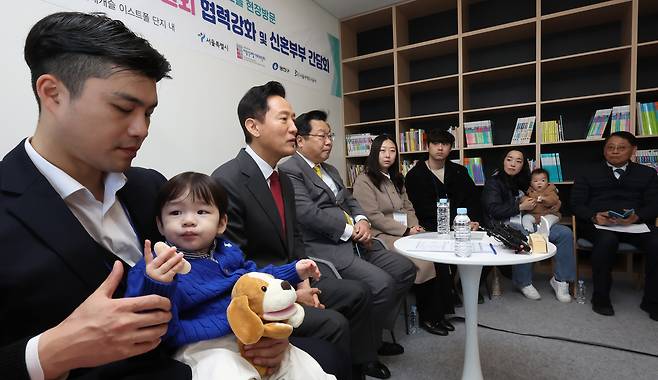 지난달 31일 서울 광진구 롯데캐슬 이스트폴에서 열린 ‘미리내집 현장방문 및 신혼부부 간담회’ 모습. [연합뉴스]
