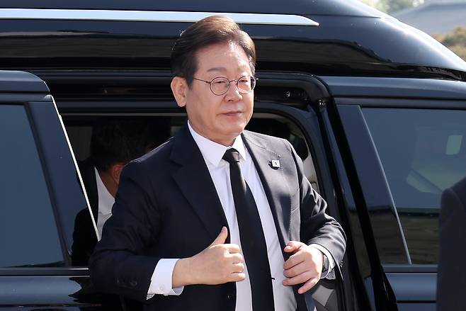이재명 더불어민주당 제21대 대통령 선거 후보가 28일 오전 서울 동작구 국립서울현충원에 도착해 차에서 내리고 있다. 이상섭 기자
