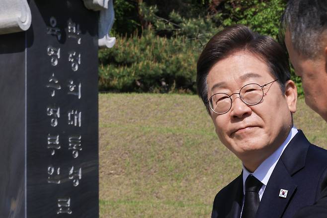 이재명 더불어민주당 대선 후보가 28일 서울 동작구 현충원 박정희 전 대통령 묘소를 참배하고 있다. 이상섭 기자