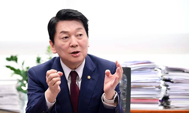 대권에 도전하는 안철수 국민의힘 의원이 25일 오전 서울 여의도 국회에서 헤럴드경제와 인터뷰를 하고 있다. 안 후보는 “대통령 당선시 개헌을 통해 세종으로 수도를 이전하겠다”는 뜻을 밝혔다. 이상섭 기자