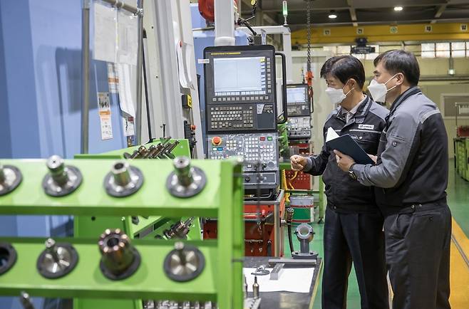 중소·중견기업의 스마트공장 도입률이 19.5%에 달하는 것으로 조사됐다. 사진은 스마트공장을 구축한 한 중소기업 생산 현장 모습. [헤럴드]