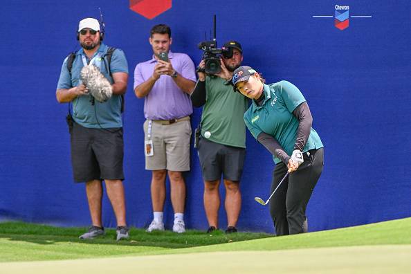 에리야 쭈타누깐이 셰브론 챔피언십 최종라운드 9번홀 칩샷을 하고 있다.   [게티이미지]