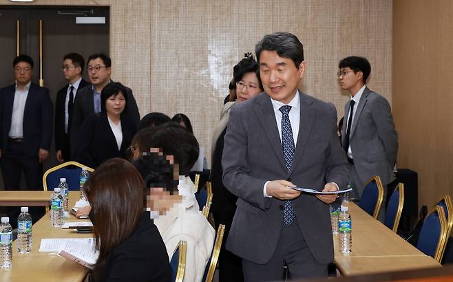 이주호 부총리 겸 교육부 장관이 22일 서울 강남구 한국과학기술회관에서 열린 의대생과의 간담회에 참석해 자리로 향하고 있다. [교육부 제공]