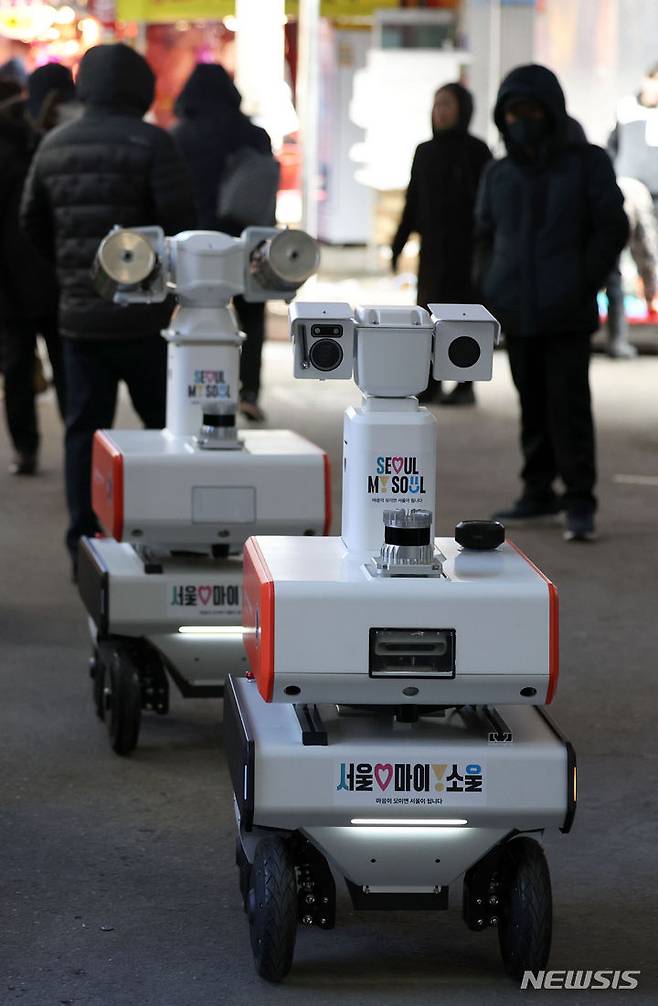 [서울=뉴시스] 김선웅 기자 = 21일 서울 구로구 남구로시장에서 화재순찰로봇이 시범 운영되고 있다. 서울시는 남구로시장, 광장시장, 마장축산시장, 까치산시장에서 인공지능 및 로봇기술을 활용하여 심야시간대 화재감시에서 초기 화재진압 및 대피안내까지 수행할 수 있는 화재순찰로봇을 시범운영 중에 있다고 밝혔다. 2023.12.21. mangusta@newsis.com