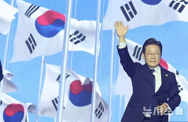 [고양=뉴시스] 조성우 기자 = 27일 경기도 고양시 킨텍스에서 열린 더불어민주당 제21대 대통령 선거 후보자 선출을 위한 수도권·강원·제주 합동연설회에서 이재명 후보가 대선후보로 선출된 후 수락연설을 하기 전 손을 들어 인사하고 있다. (공동취재) 2025.04.27. photo@newsis.com