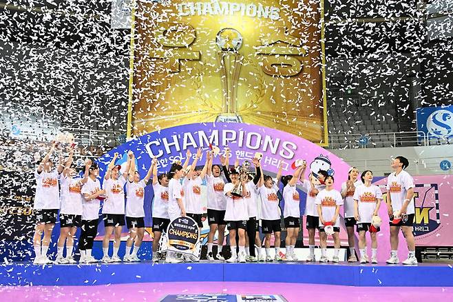 [서울=뉴시스] 김진아 기자 = 27일 서울 송파구 올림픽공원 핸드볼경기장에서 열린 신한 SOL페이 2024~2025시즌 핸드볼 H리그 여자부 챔피언결정전 2차전 삼척시청과 SK 슈가글라더즈의 경기에서 24-22로 승리해 2년 연속 통합우승을 달성한 SK슈가글라이더즈 선수들이 우승트로피를 들고 기념촬영을 하고 있다. (사진=한국핸드볼연맹 제공) 2025.04.27. photo@newsis.com *재판매 및 DB 금지