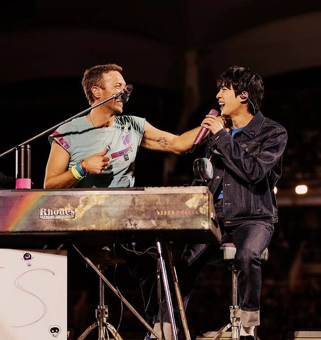 [고양=뉴시스] 세계적인 브릿팝 밴드 '콜드플레이(Coldplay)'가 10일 간의 두 번째 내한공연 여정의 마침표를 찍었다. 지난 16일을 시작으로 18~19일, 22일, 24~25일 경기 고양 고양종합운동장에서 '라이브 네이션 프레젠츠 콜드플레이 : 뮤직 오브 더 스피어스 딜리버드 바이 디에이치엘(LIVE NATION PRESENTS COLDPLAY : MUSIC OF THE SPHERES DELIVERED BY DHL)'을 6회 펼쳤다. 회당 5만명씩 무려 30만명이 운집했다. 역대 내한공연 중 최대 규모로 최다 회차, 최다 관객 기록이다. 해당 사진은 콜드플레이 보컬 크리스 마틴과 글로벌 슈퍼 그룹 '방탄소년단'(BTS) 진(김석진)이 듀엣하는 모습. (사진 = 콜드플레이 인스타그램 캡처) 2025.04.28. photo@newsis.com. *재판매 및 DB 금지 *재판매 및 DB 금지