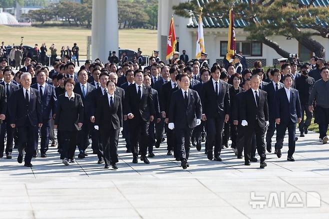 [서울=뉴시스] 조성우 기자 = 이재명 더불어민주당 제21대 대통령 선거 후보가 28일 서울 동작구 국립서울현충원을 찾아 현충탑으로 향하고 있다. (공동취재) 2025.04.28. photo@newsis.com