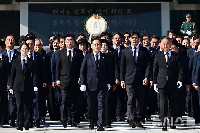 [서울=뉴시스] 조성우 기자 = 이재명 더불어민주당  제21대 대통령 선거 후보와 당 지도부가 28일 서울 동작구 국립서울현충원 현충탑을 찾아 참배 후 대통령 묘소로 향하고 있다. (공동취재) 2025.04.28. photo@newsis.com