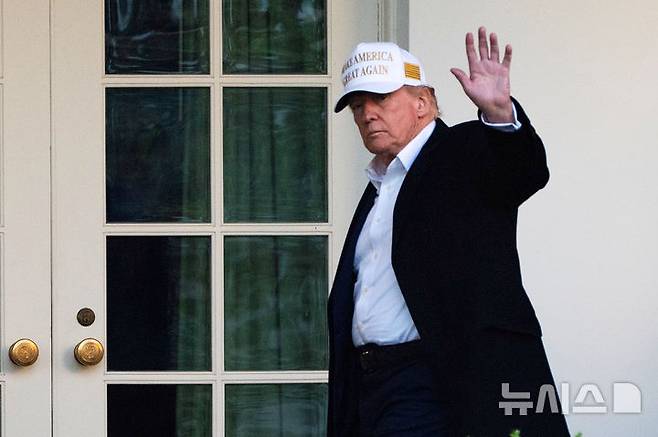 [워싱턴DC=AP/뉴시스] 도널드 트럼프 미국 대통령이 27일(현지 시간) 미국 워싱턴DC 백악관에서 취재진을 향해 손을 흔들고 있다. 2025.04.28.