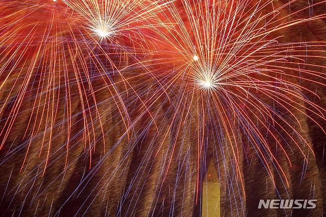 [워싱턴=AP/뉴시스] 지난해 7월 4일(현지 시간) 미국 워싱턴 D.C.에서 열린 독립기념일 행사에 화려한 불꽃이 내셔널 몰과 워싱턴 기념비 상공을 수놓은 모습. 2025.04.28.