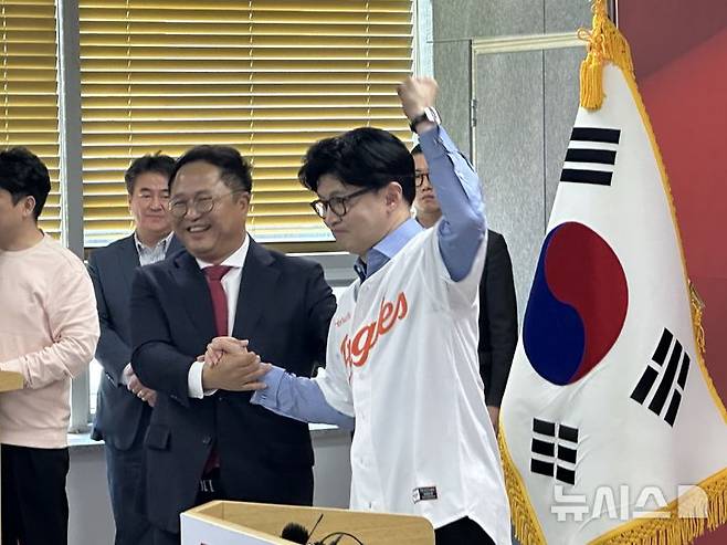 [대전=뉴시스] 김도현 기자 = 28일 오전 대전 동구 국민의힘 대전시당에서 한동훈 제21대 대통령 선거 국민의힘 경선 후보가 한화이글스 유니폼을 입고 포즈를 취하고 있다. 2025.04.28. kdh1917@newsis.com