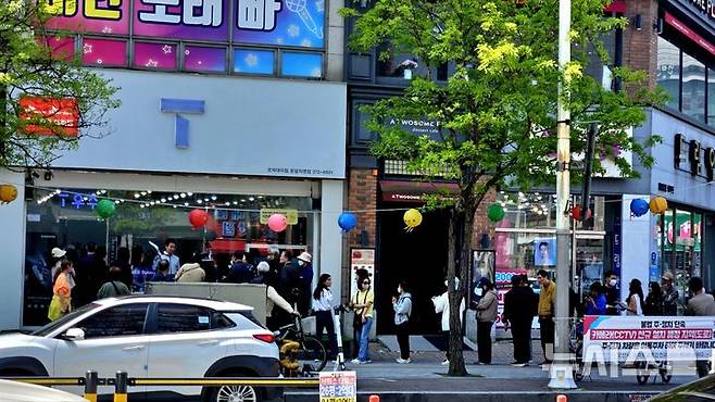 [사진=정숭환기자] 경기 오산시 원동 소재 SKT직영매장앞에 유심 교체를 위한 가입자들이 긴 줄을 이루고 있다. 2025.04.28.shjung11@newsis.com