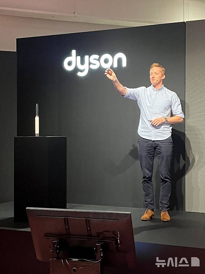 [서울=뉴시스]이현주 기자 = 윌커 다이슨 뷰티 제품개발 총괄이 28일 서울 성수동 XYZ서울에서 열린 신제품 소개 행사에 참석해 발언하고 있다. lovelypsyche@newsis.com