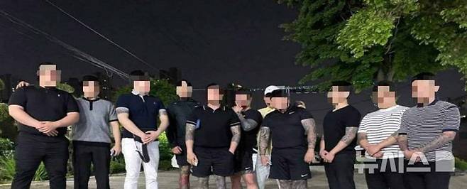 [인천=뉴시스] 폭력조직원 출소식 단체사진. (사진=인천지검 제공) 2025.04.28. photo@newsis.com