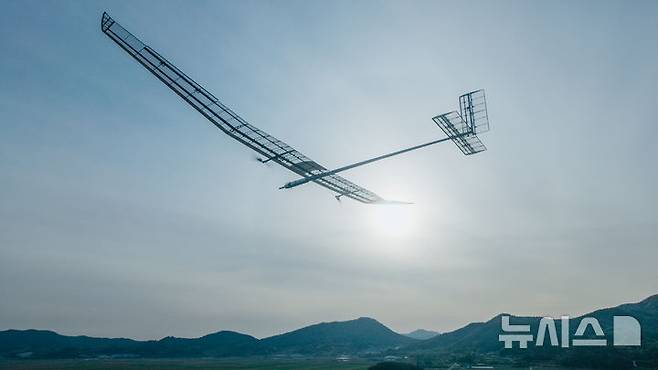 [서울=뉴시스]우주항공청과 한국항공우주연구원은 대한민국 독자 기술로 개발 중인 성층권 드론 EAV(Electric Air Vehicle)-4의 저고도 비행시험을 성공적으로 완료했다고 28일 밝혔다. (사진=우주항공청 제공)